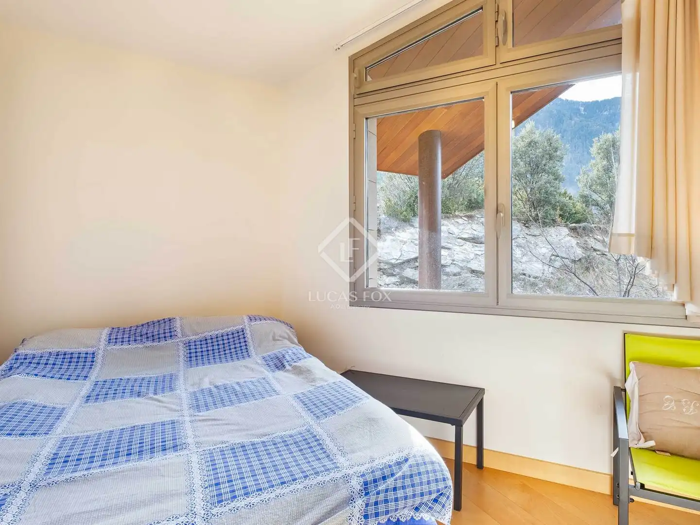 Schlafzimmer von Dachboden zum Verkauf in Escaldes – Engordany mit Klimaanlage, Heizung und Privatgarten