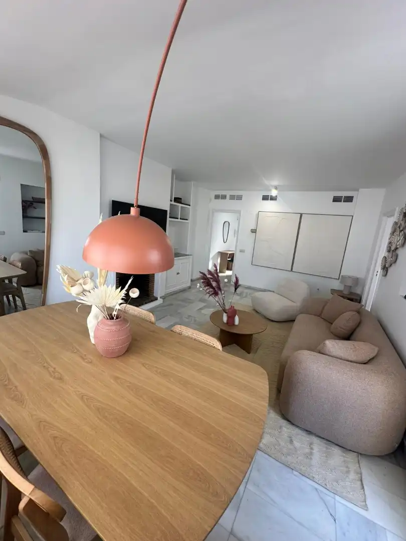 Sala d'estar de Casa adosada en venda en Marbella amb Aire condicionat, Terrassa i Moblat