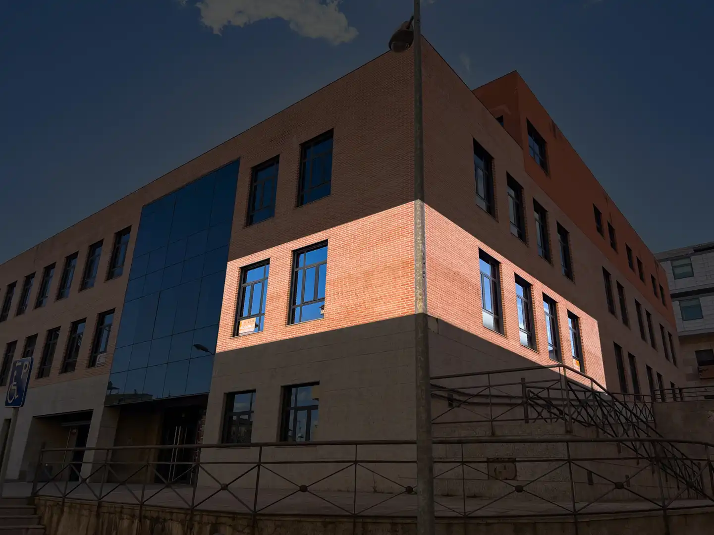 Vista exterior de Oficina en venda en Toledo amb Calefacció