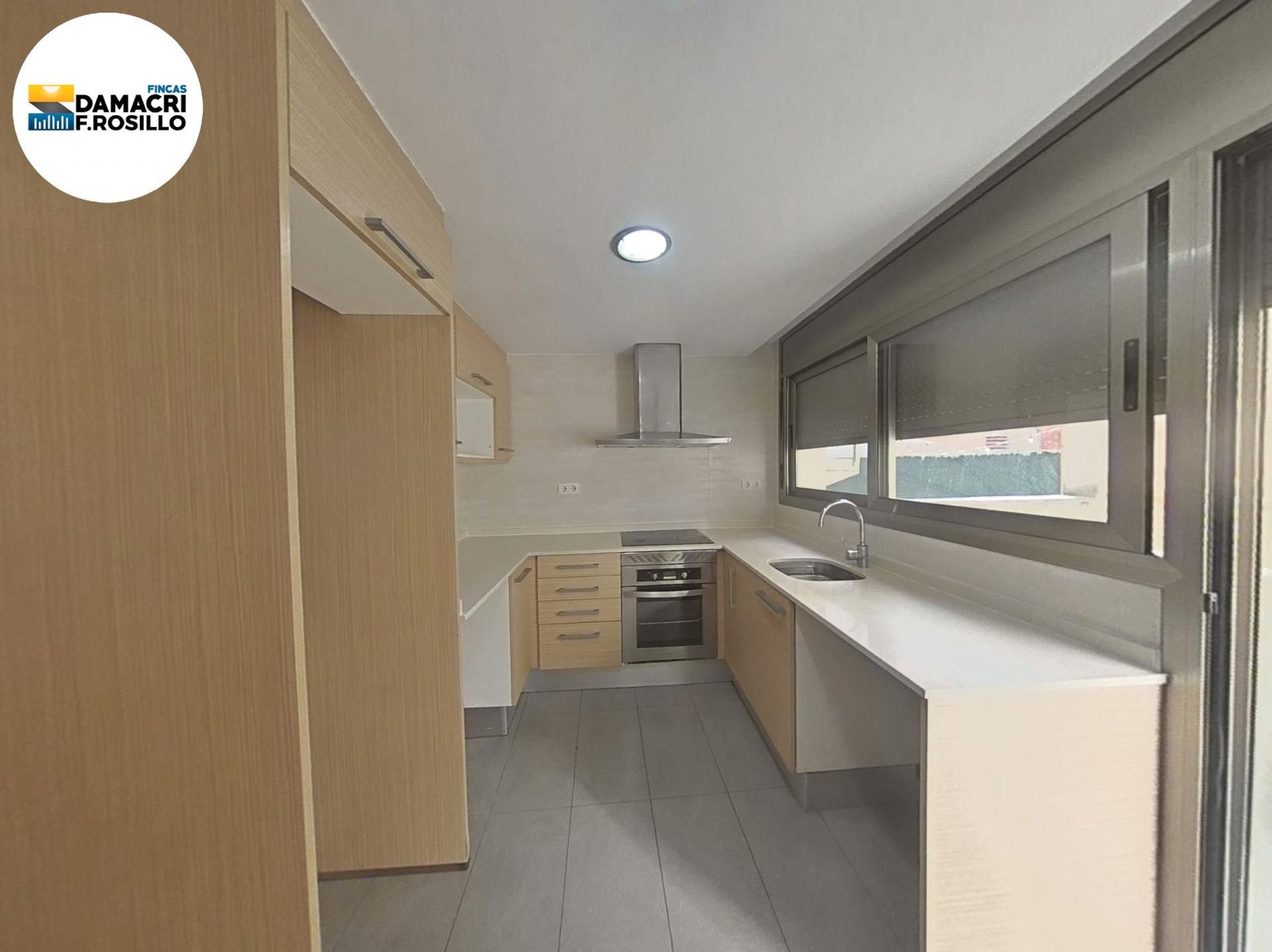 Cuina de Dúplex en venda en Sant Vicenç Dels Horts amb Calefacció