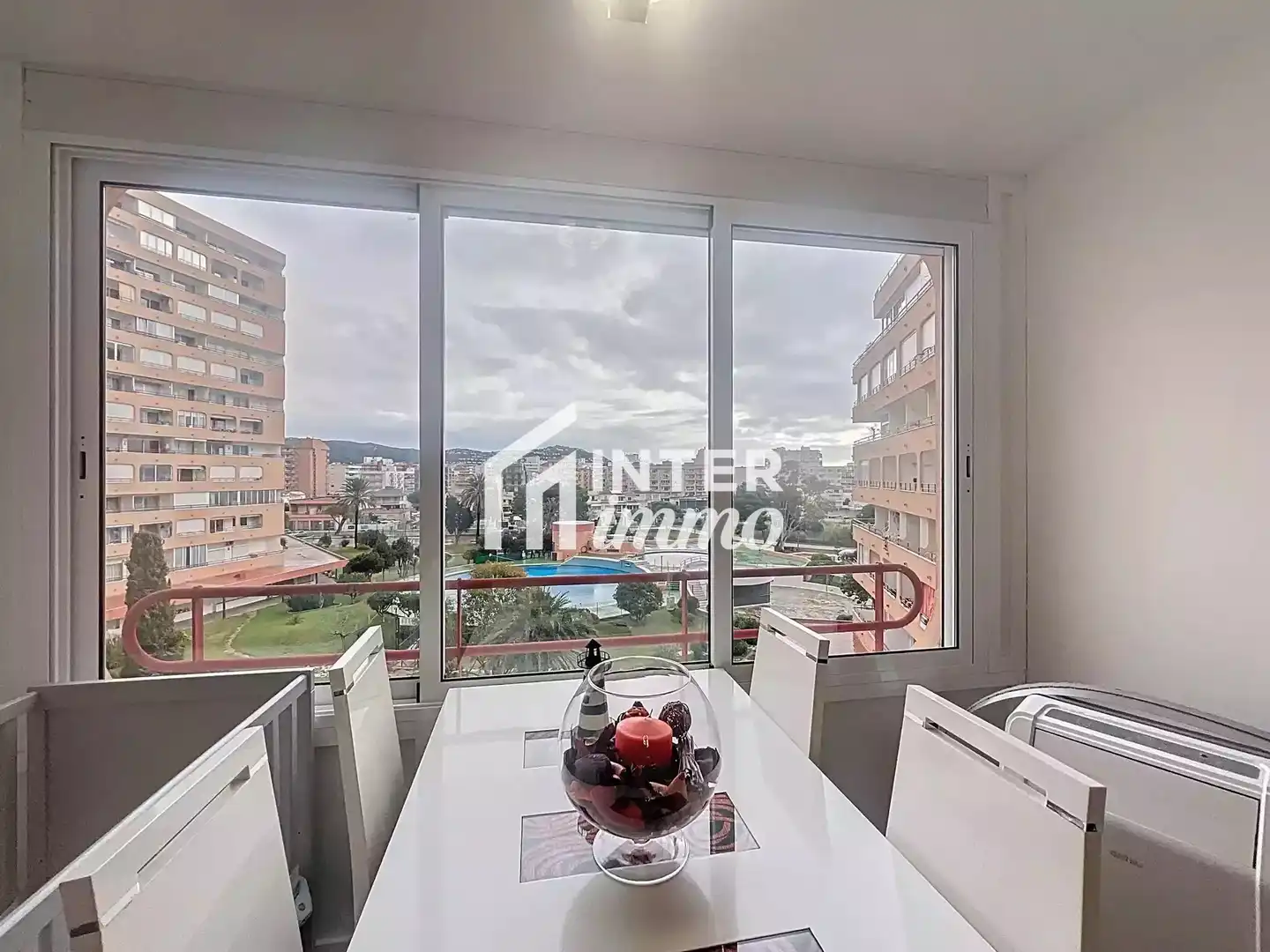 Vista exterior de Estudi en venda en Roses amb Calefacció i Parquet