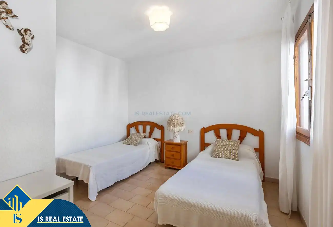 Schlafzimmer von Einfamilien-Reihenhaus zum Verkauf in Torrevieja mit Klimaanlage, Heizung und Privatgarten