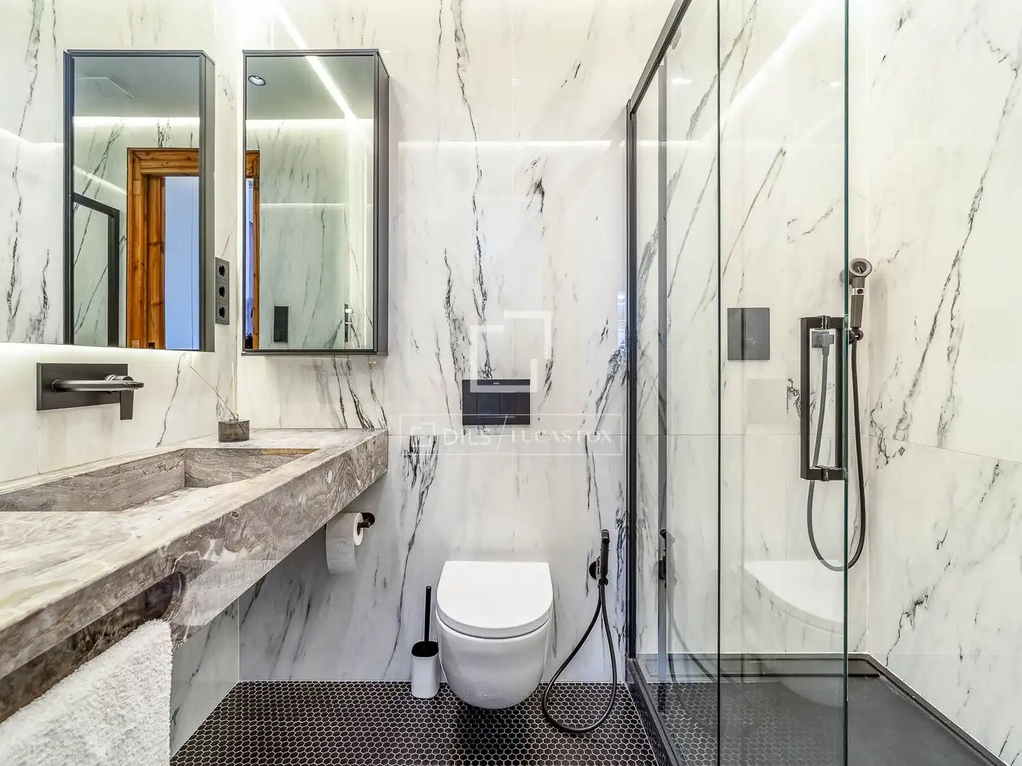 Badezimmer von Wohnung zum Verkauf in Barcelona mit Klimaanlage, Terrasse und Balkon