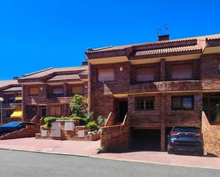 Vista exterior de Casa adosada de lloguer en Torrelodones amb Calefacció, Jardí privat i Parquet