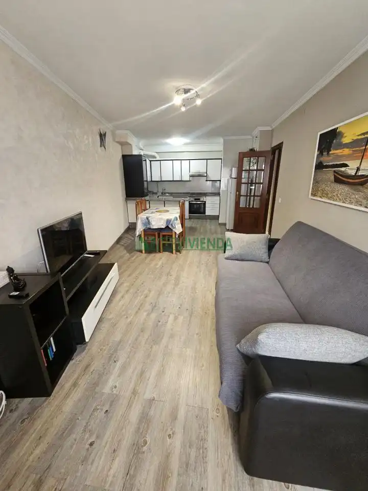 Sala d'estar de Pis en venda en Sanxenxo amb Terrassa i Moblat