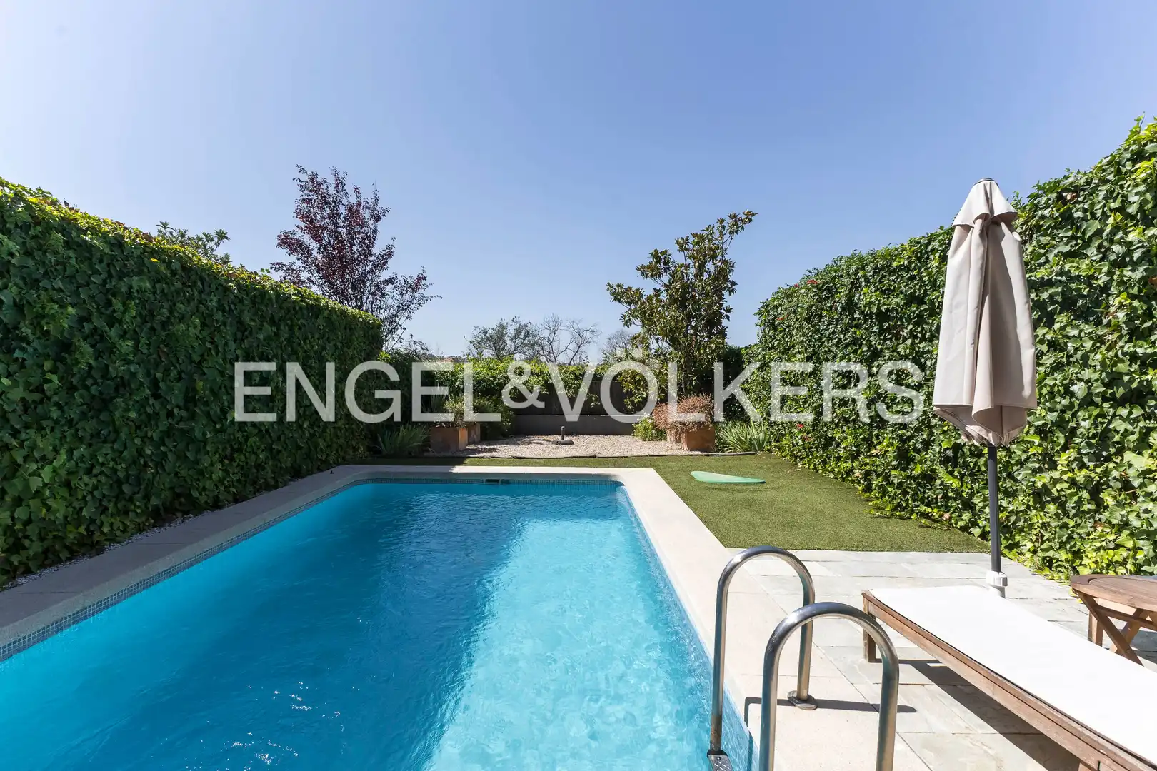 Swimming pool of Detached homes for sale in Madrid  with Air Conditioner, Heating and Private garden
