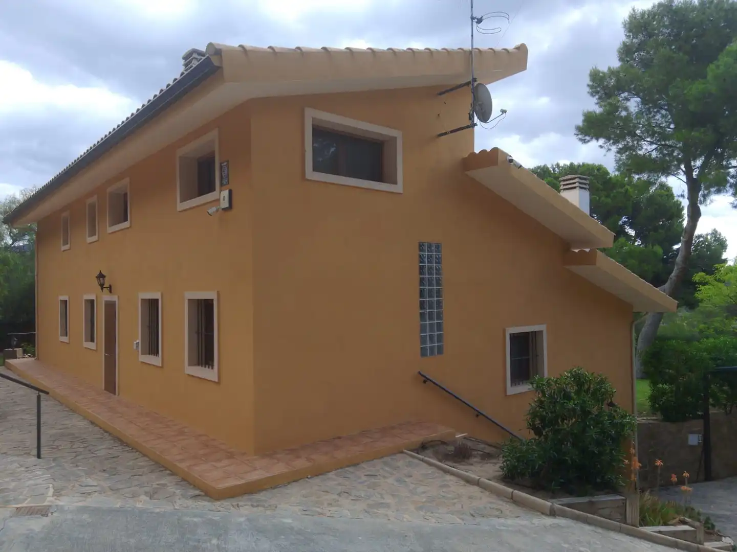 Vista exterior de Casa o xalet en venda en Tibi amb Aire condicionat, Jardí privat i Parquet