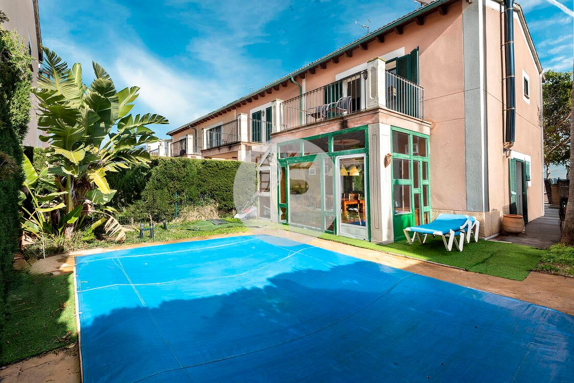 Exterior view of Single-family semi-detached for sale in Alcúdia  with Terrace, Swimming Pool and Balcony