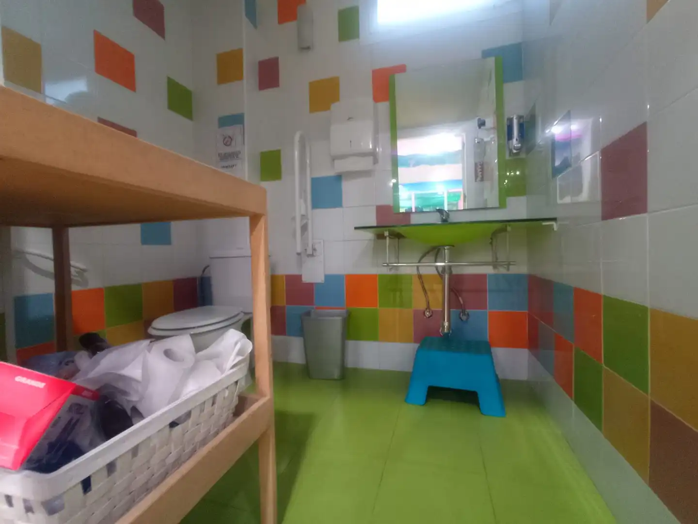 Bany de Local en venda en Fuengirola amb Aire condicionat, Calefacció i Moblat