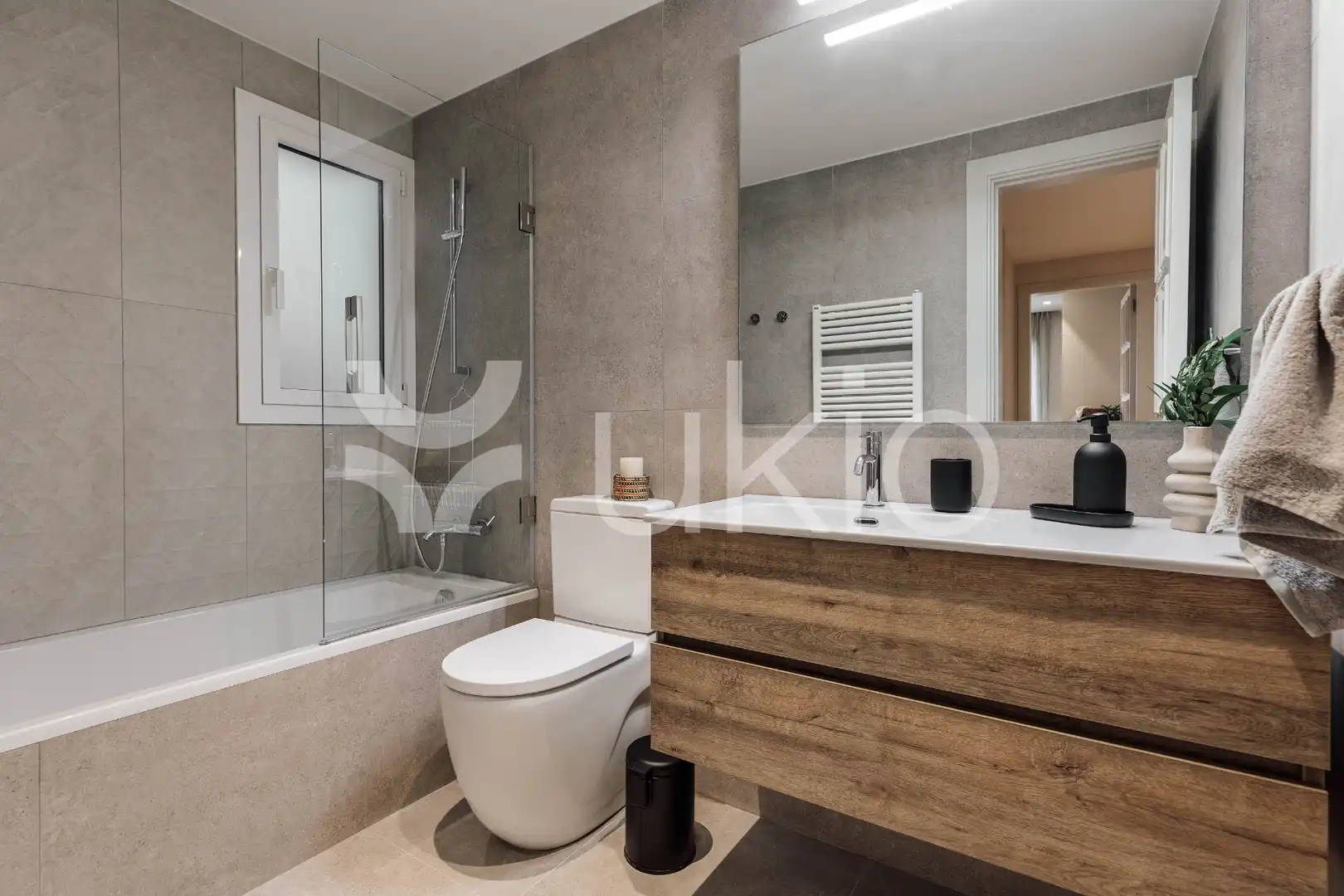 Bathroom of Apartments for rent in Barcelona  with Air Conditioner, Heating and Terrace