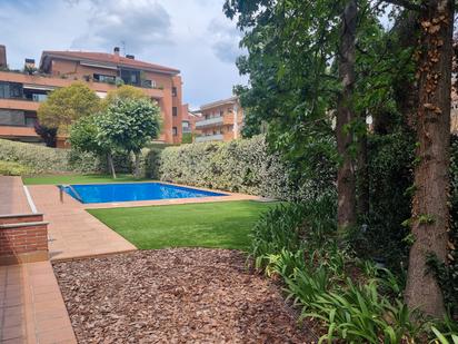 Piscina de Planta baixa en venda en Sant Cugat del Vallès amb Calefacció, Jardí privat i Parquet