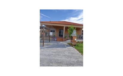 Vista exterior de Casa o xalet en venda en Cáceres Capital amb Piscina