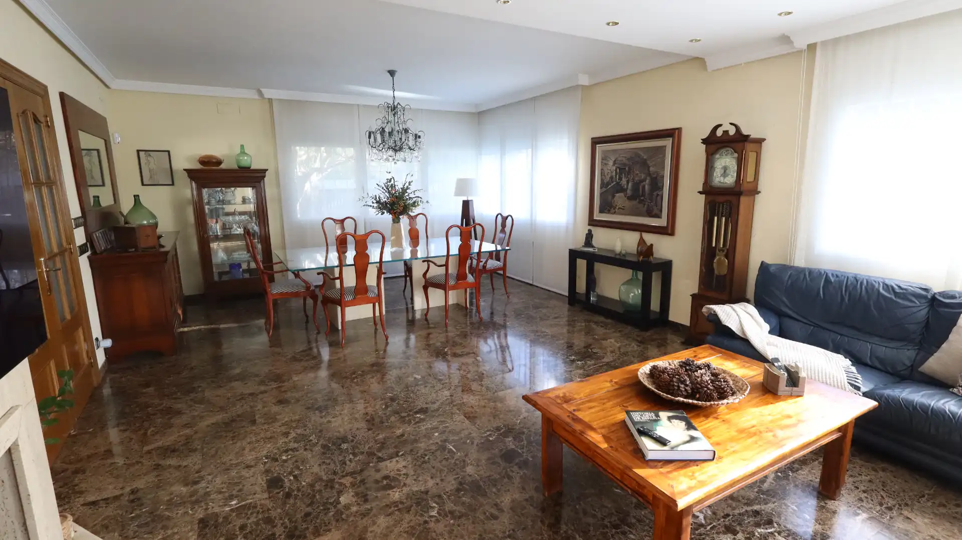 Sala d'estar de Casa o xalet en venda en Cerdanyola del Vallès amb Aire condicionat, Calefacció i Jardí privat