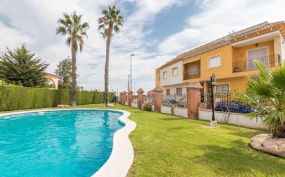 Vista exterior de Pis en venda en Catral amb Piscina comunitària