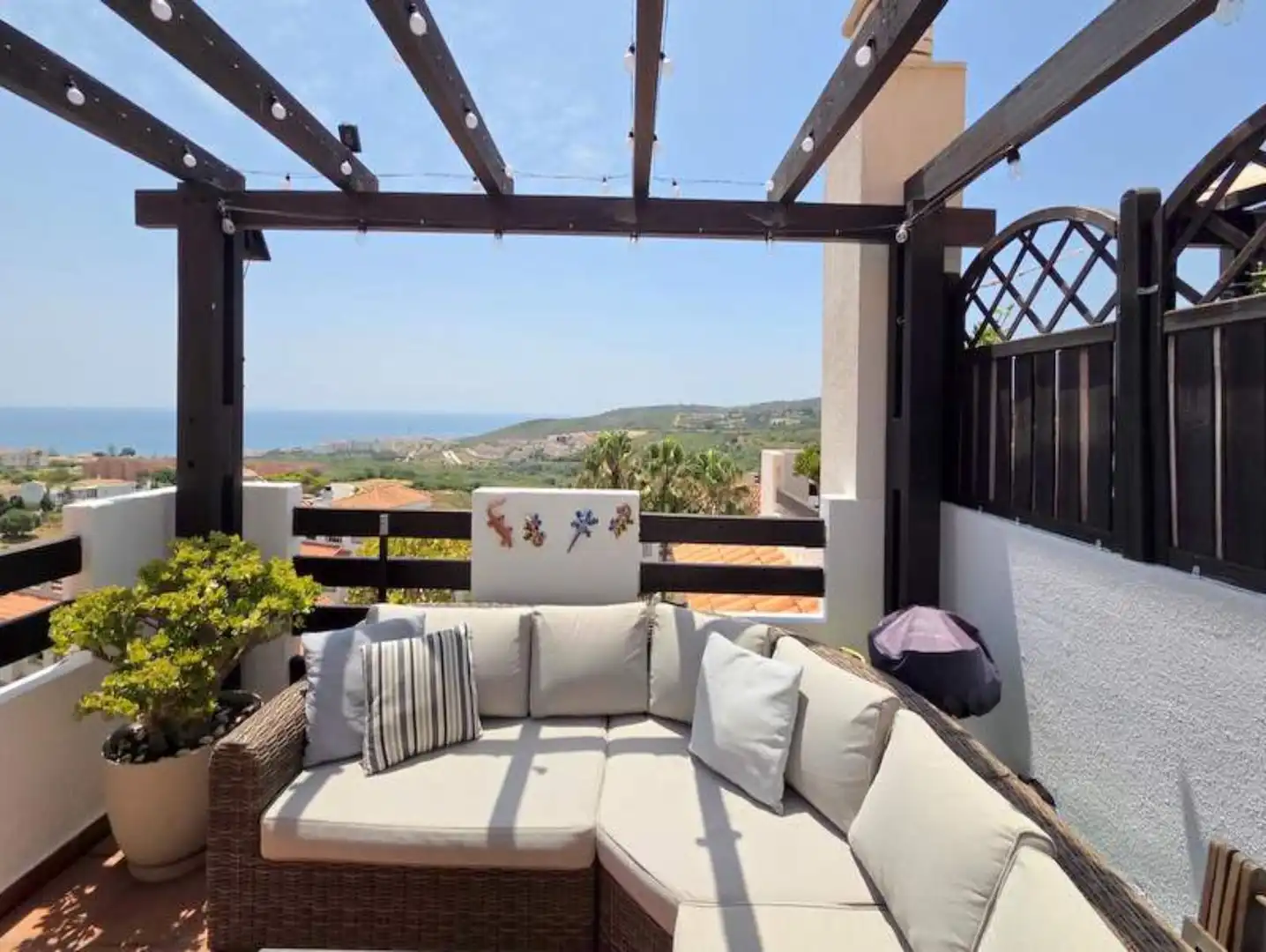 Terrasse von Dachboden zum Verkauf in Manilva mit Klimaanlage, Terrasse und Möbliert