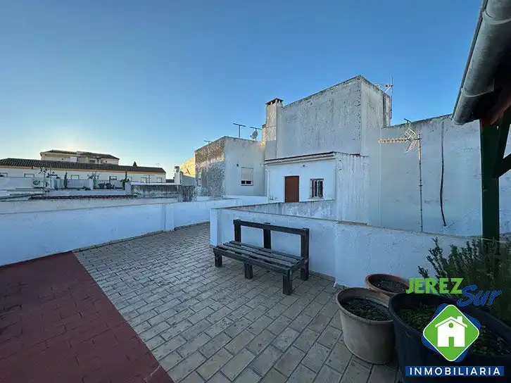 Vista exterior de Casa adosada en venda en Jerez de la Frontera amb Aire condicionat, Terrassa i Traster