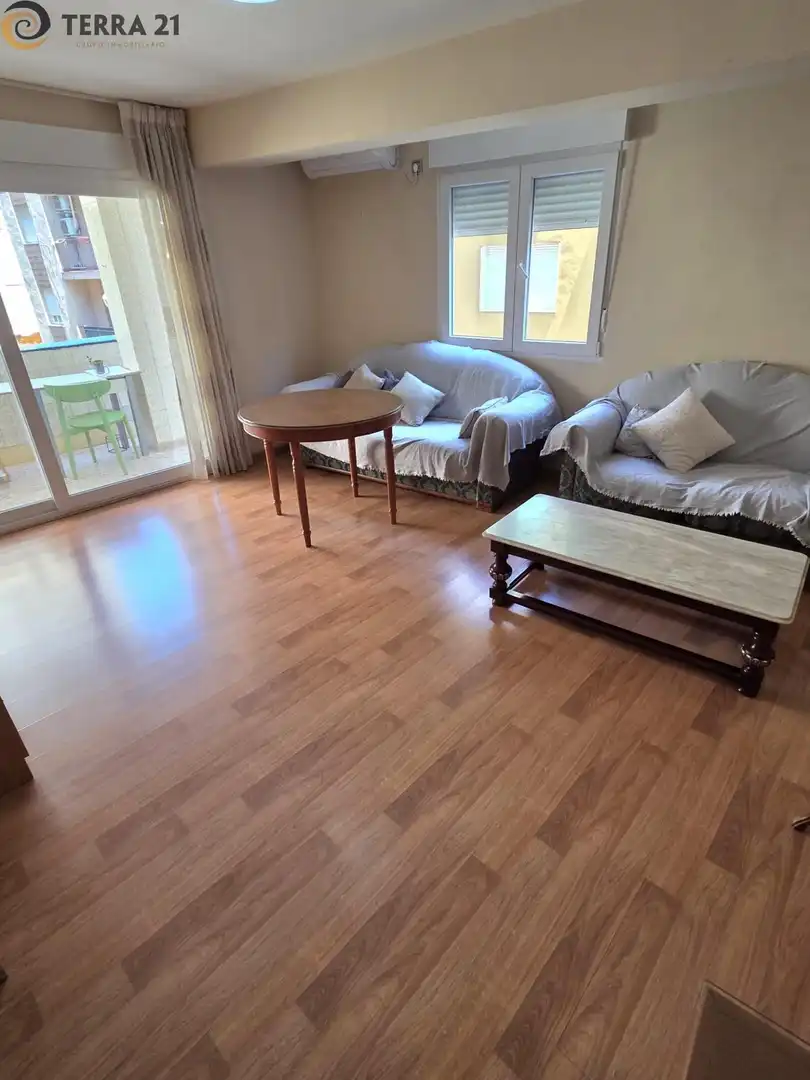 Sala d'estar de Pis de lloguer en Jaén amb Aire condicionat, Terrassa i Moblat