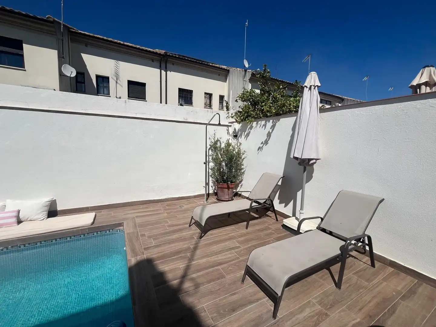 Terrasse von Einfamilien-Reihenhaus zum Verkauf in  Córdoba Capital mit Klimaanlage, Privatgarten und Terrasse
