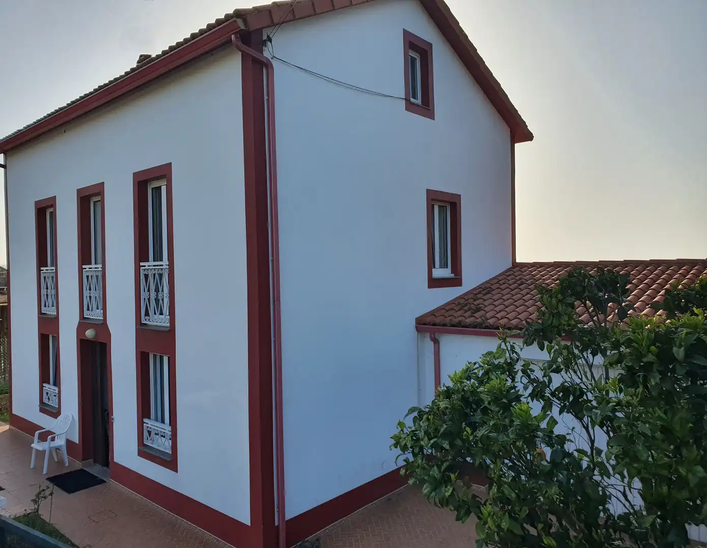 Vista exterior de Casa o xalet en venda en Oleiros amb Parquet, Terrassa i Traster
