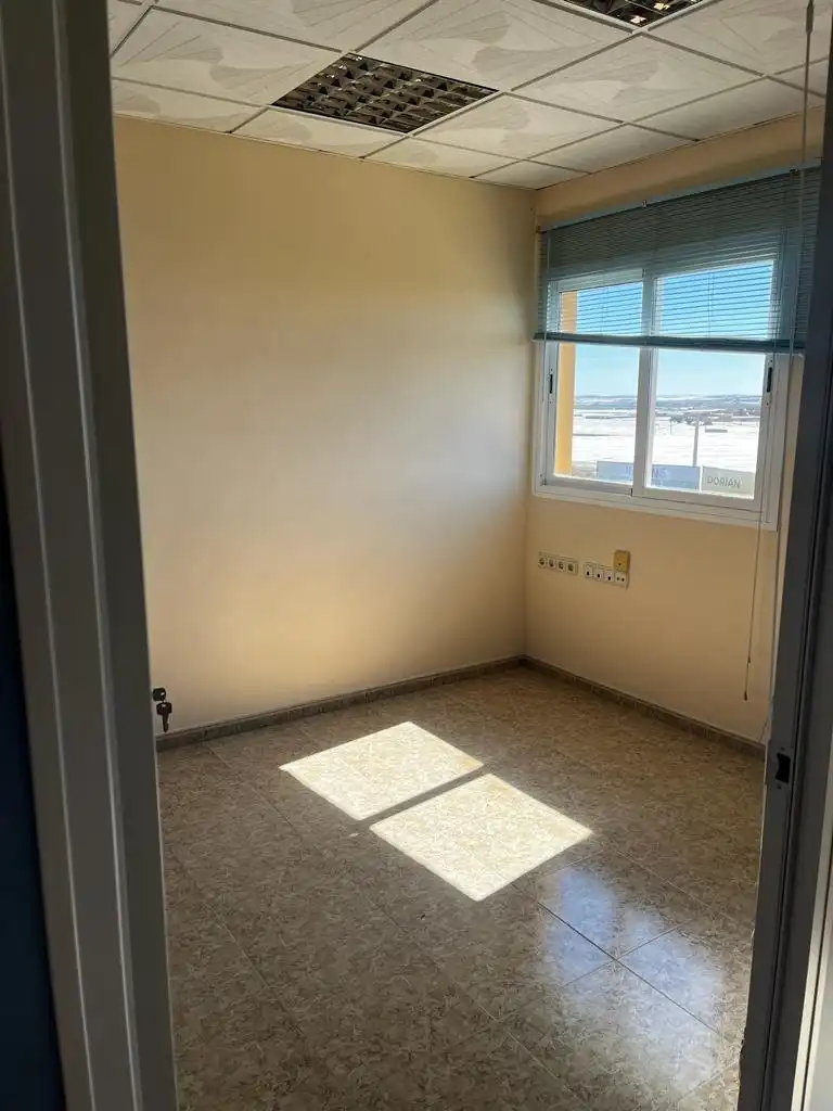 Oficina de alquiler en Santa María del Águila