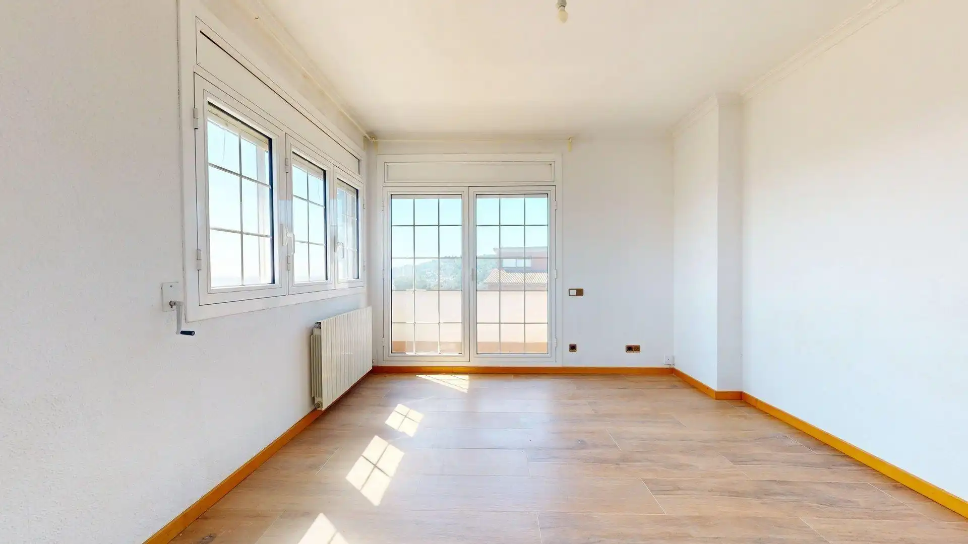Sala d'estar de Casa o xalet en venda en Sant Boi de Llobregat amb Aire condicionat, Calefacció i Jardí privat