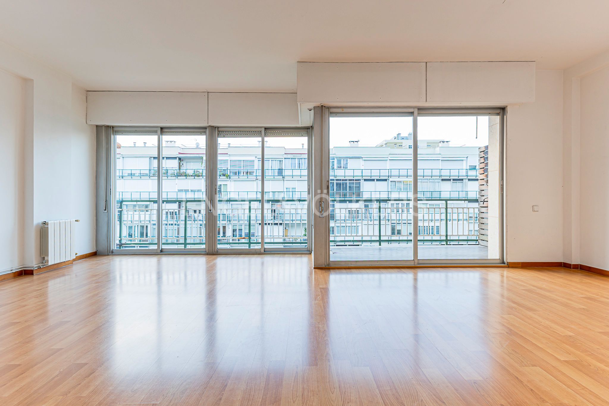 Exterior view of Apartment for sale in  Barcelona Capital  with Air Conditioner, Heating and Private garden