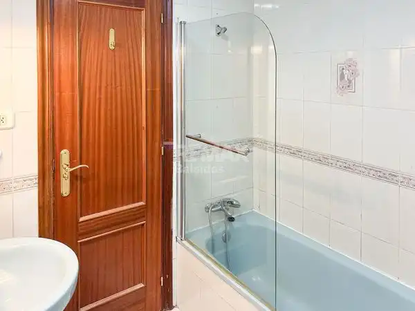 Bany de Pis en venda en Vigo  amb Calefacció, Parquet i Terrassa