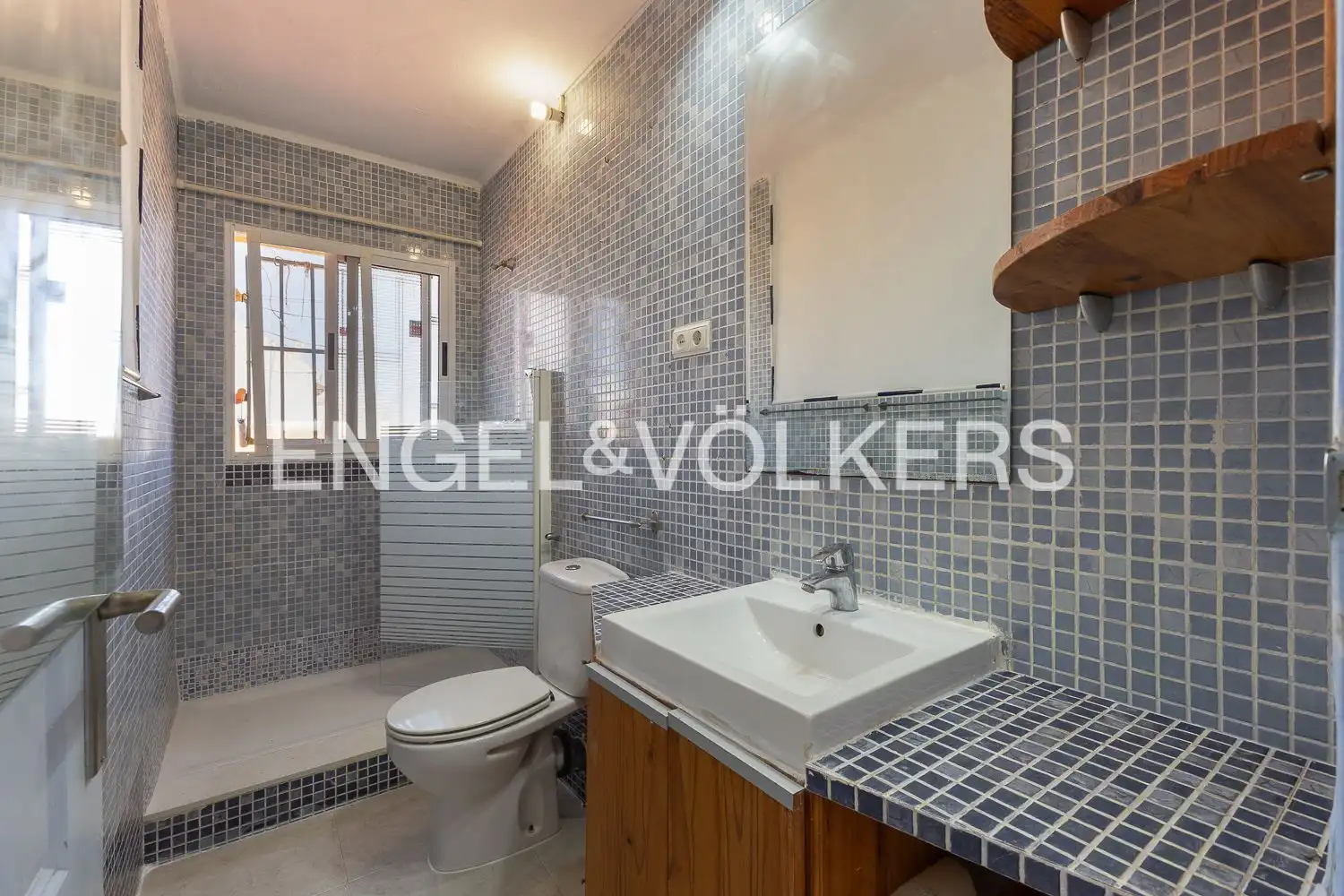Baño de Ático en venta en Valencia con Calefacción y Terraza