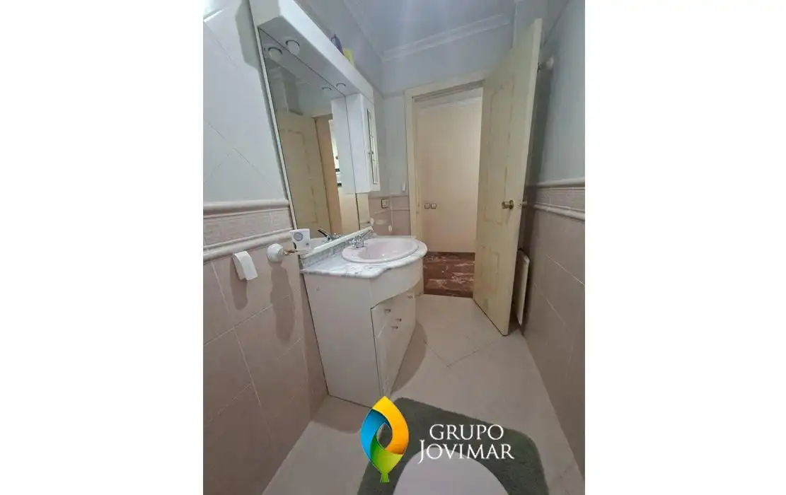 Baño de Piso en venta en Guadix con Calefacción, Terraza y Amueblado