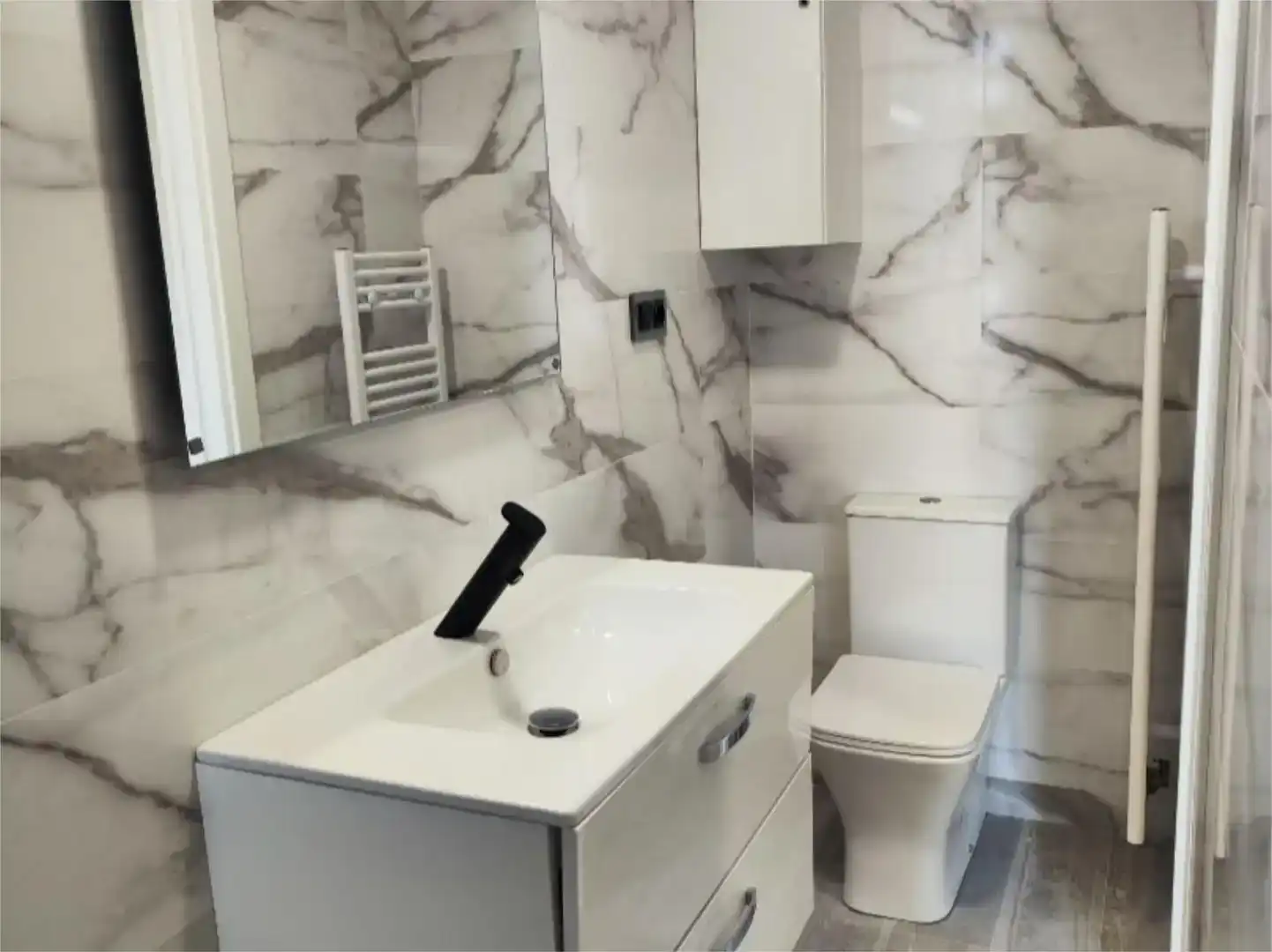 Bany de Apartament per a compartir en León Capital  amb Jardí privat, Parquet i Traster