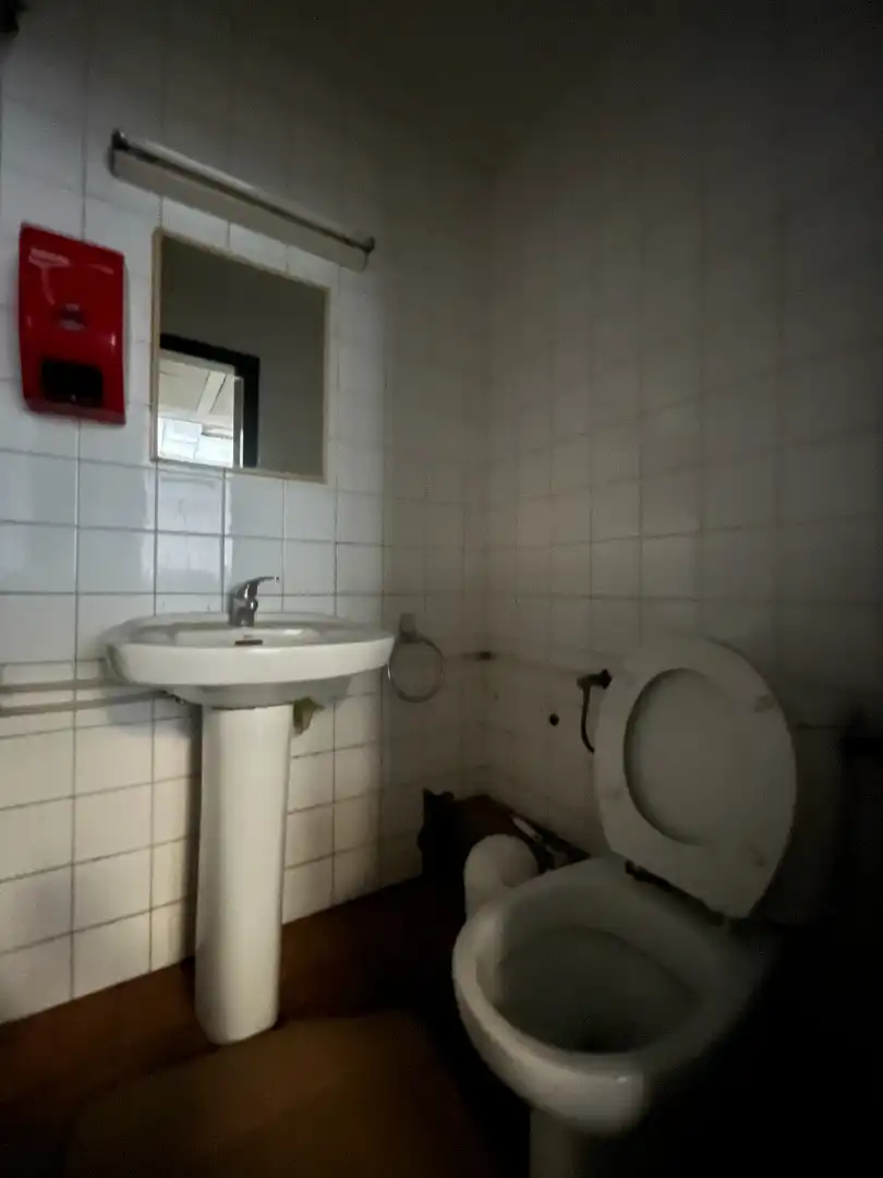 Badezimmer von Fabrikhallen zum Verkauf in Barri dels Escriptors