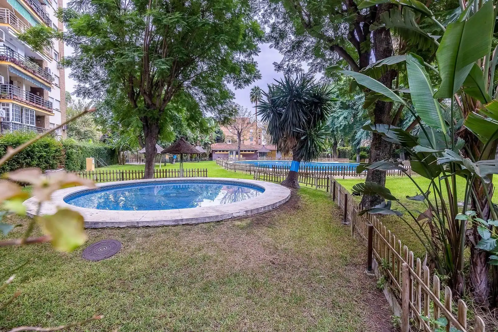 Schwimmbecken von Wohnung zum Verkauf in Sevilla mit Klimaanlage, Privatgarten und Terrasse