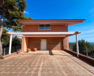 Vista exterior de Casa o xalet de lloguer en Castelldefels amb Aire condicionat, Calefacció i Jardí privat