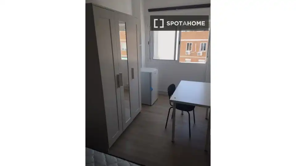 Bedroom of Flat for rent in Madrid  with Air Conditioner, Heating and Furnished
