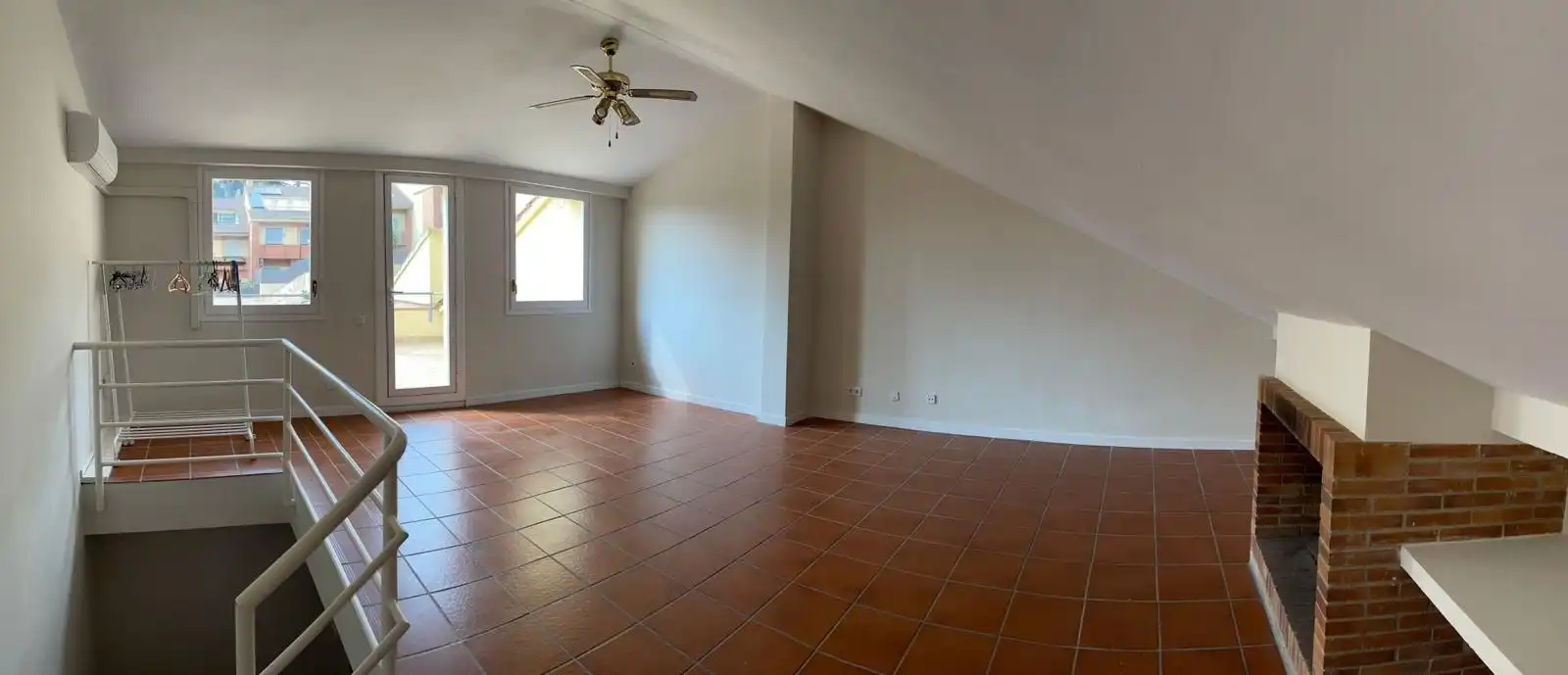 Wohnzimmer von Einfamilien-Reihenhaus zur Miete in Sant Andreu de Llavaneres mit Klimaanlage, Privatgarten und Balkon