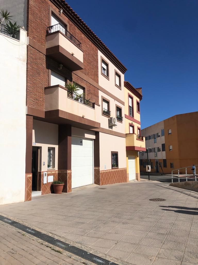 Vista exterior de Casa o xalet en venda en Motril amb Traster i Balcó