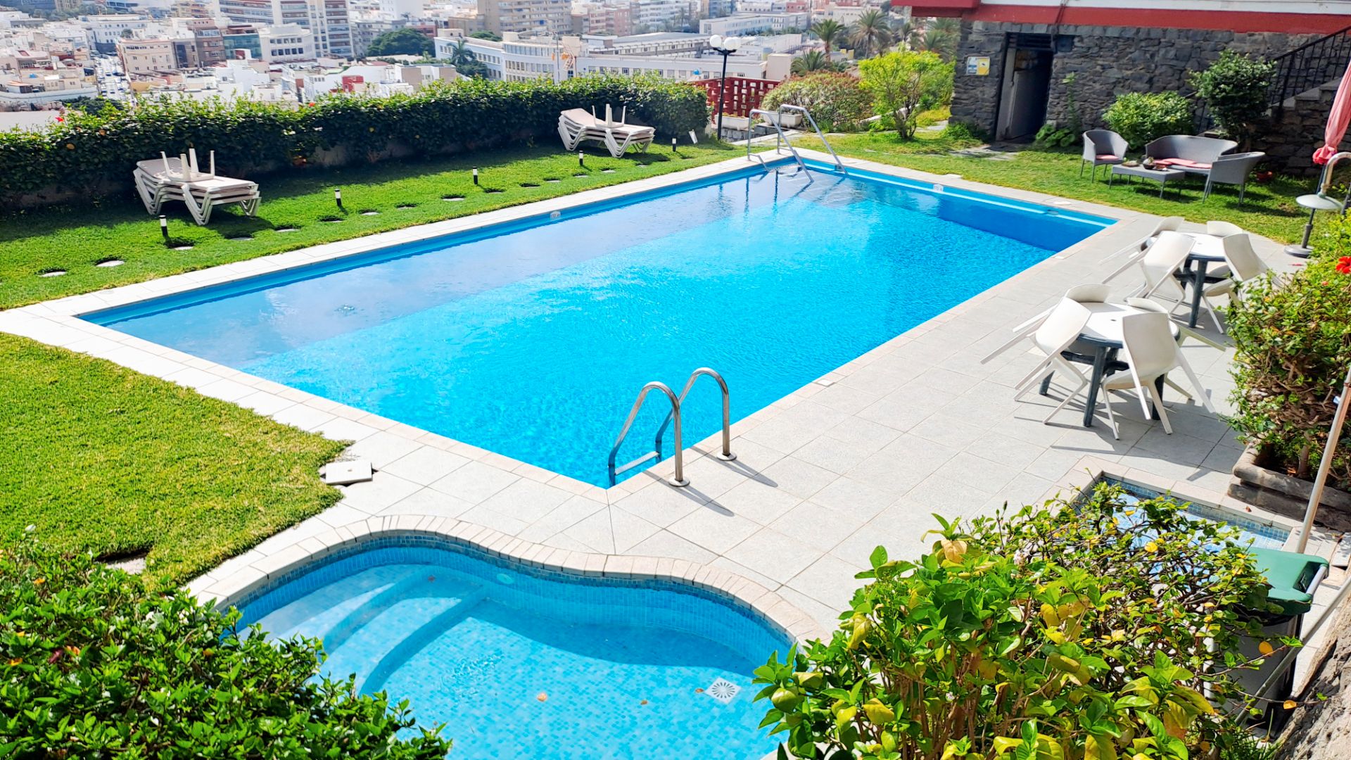 Piscina de Apartament de lloguer en Las Palmas de Gran Canaria amb Terrassa, Moblat i Rentadora