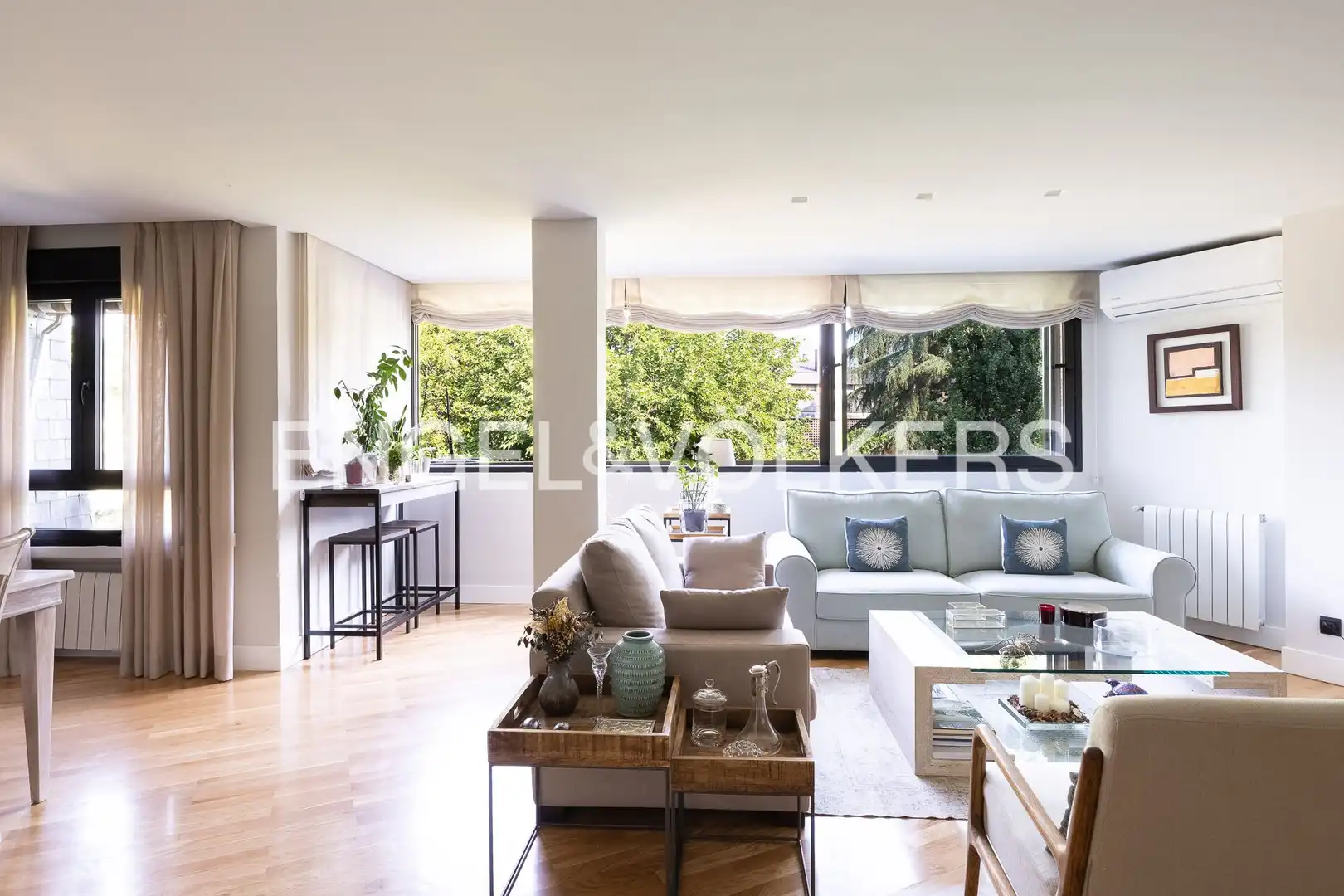 Sala d'estar de Dúplex en venda en Majadahonda amb Aire condicionat, Calefacció i Jardí privat