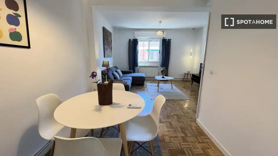 Living room of Flat for rent in Madrid  with Air Conditioner, Heating and Furnished