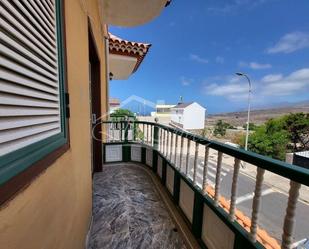 Vista exterior de Casa o xalet en venda en Guía de Isora amb Terrassa i Balcó