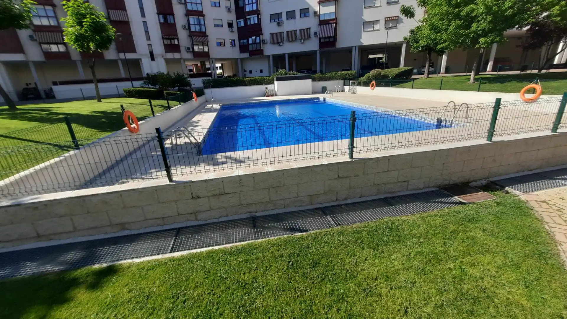 Piscina de Pis en venda en Madrid amb Parquet, Traster i Alarma
