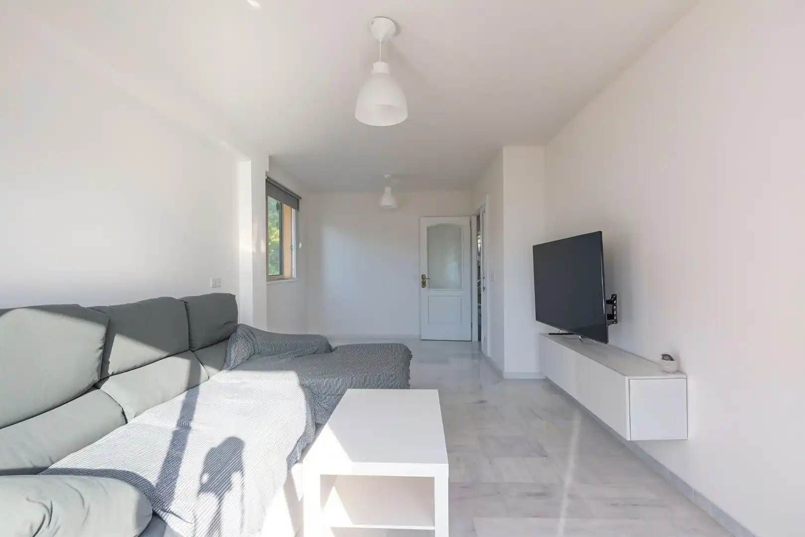 Sala d'estar de Casa adosada en venda en Benalmádena amb Jardí privat, Terrassa i Piscina