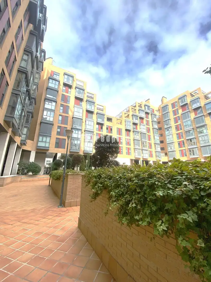 Vista exterior de Estudi en venda en Madrid amb Aire condicionat, Jardí privat i Traster