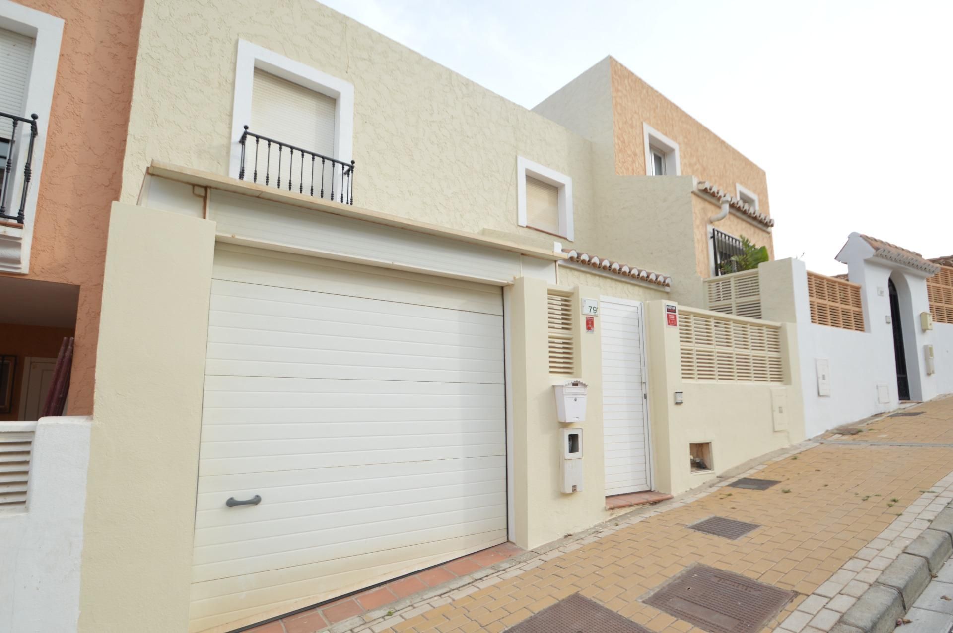 Vista exterior de Casa adosada en venda en Vícar amb Jardí privat i Terrassa