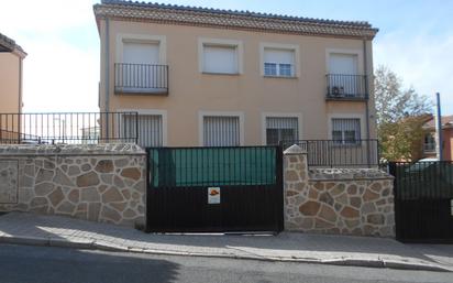 Vista exterior de Casa o xalet en venda en Ávila Capital amb Piscina