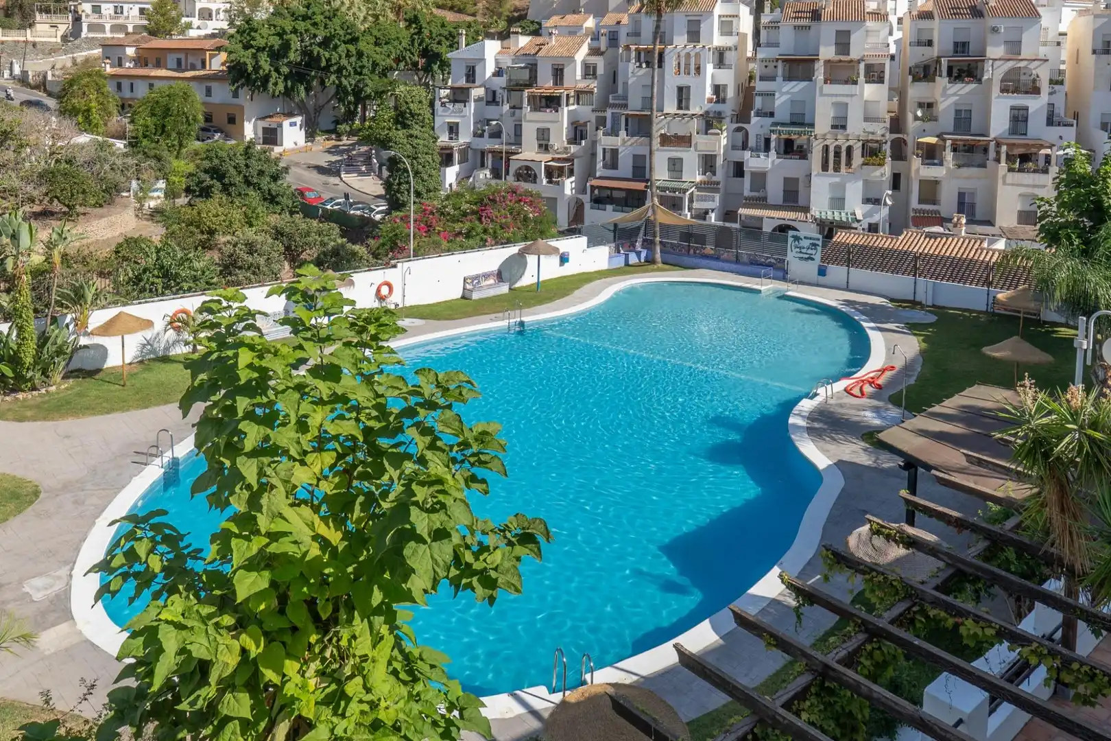Schwimmbecken von Haus oder Chalet zum Verkauf in Almuñécar mit Privatgarten, Terrasse und Balkon