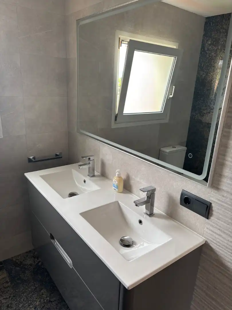 Bany de Apartament de lloguer en Castell d'Aro, Platja d'Aro i s'Agaró amb Moblat, Rentadora i Balcó