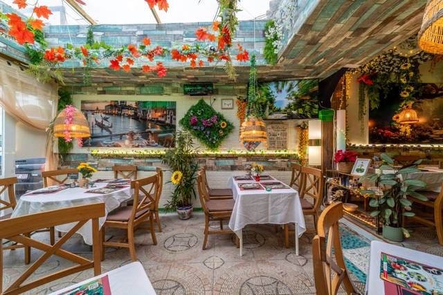 Local comercial en Alquiler en Calle Calle Salvador Allende en La Carihuela - Los Nidos