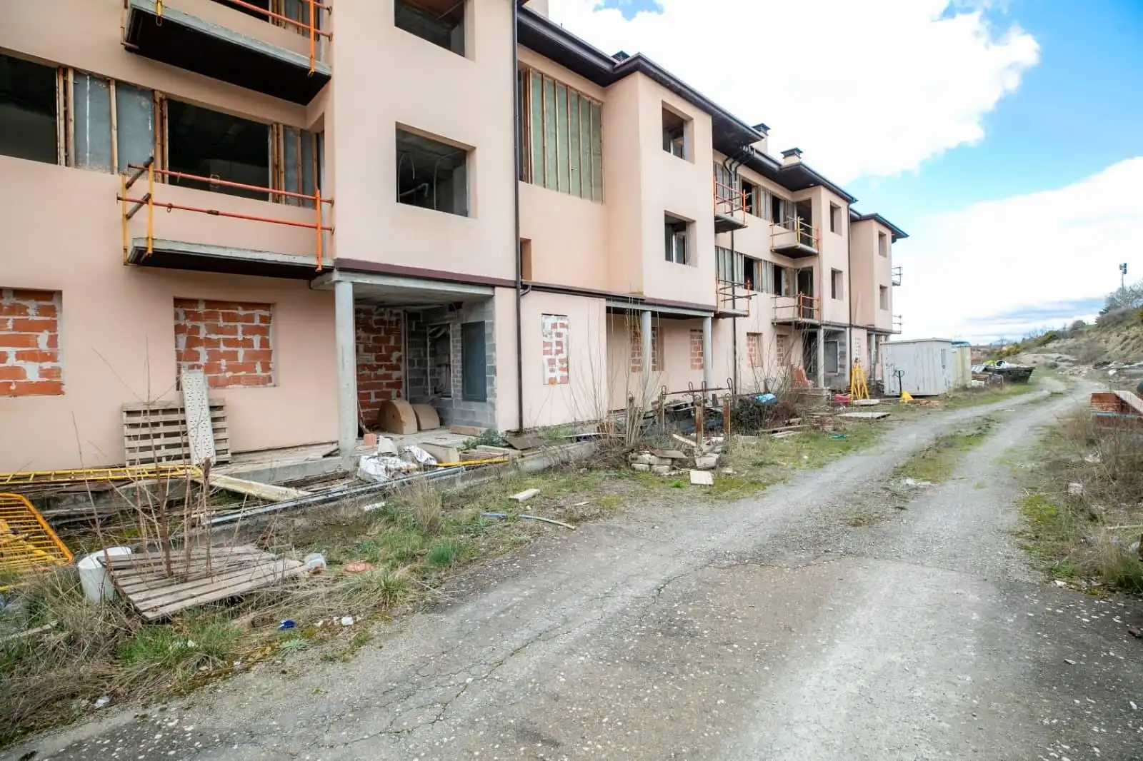 Vista exterior de Edificio en venta en Sabiñánigo