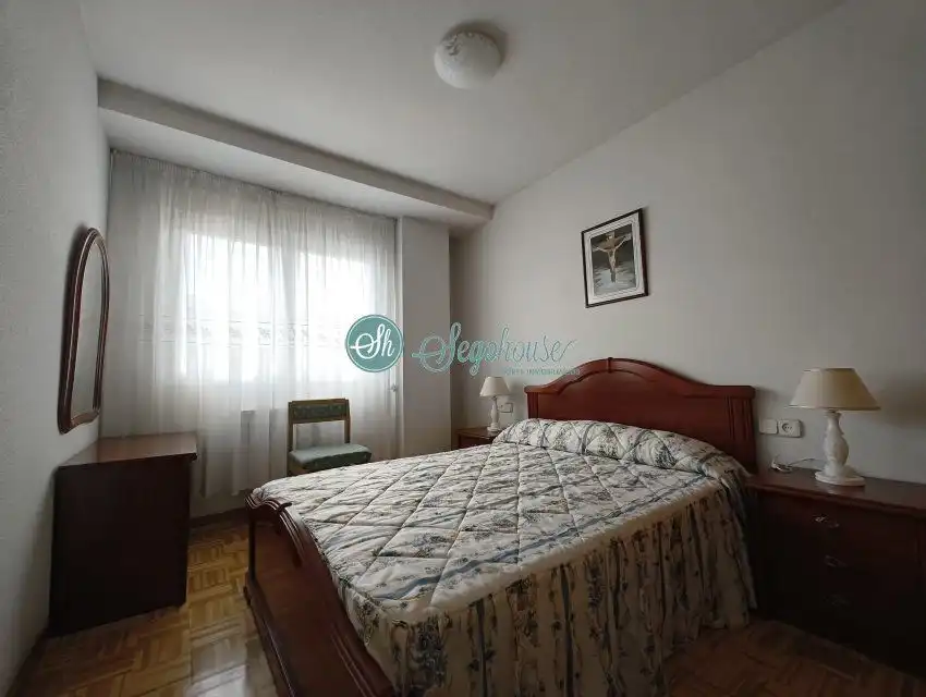 Habitación de Piso de alquiler en San Cristóbal de Segovia con Calefacción, Parquet y Amueblado